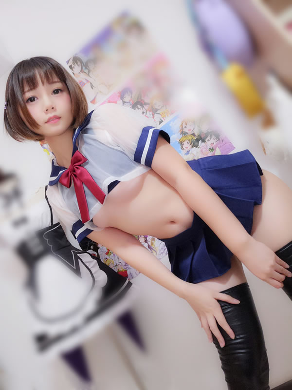 清纯萝莉学生妹的大尺度翘臀福利写真