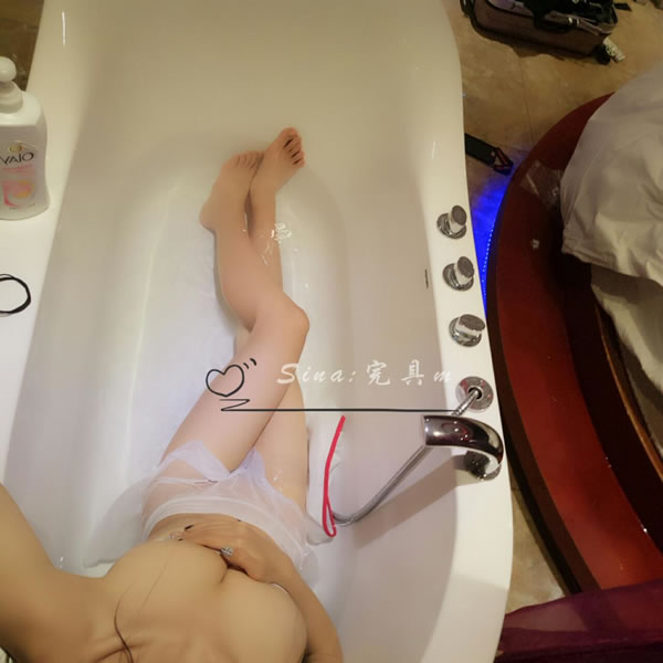 微博嫩妹完具少女w一层薄纱湿身浴大胆写真