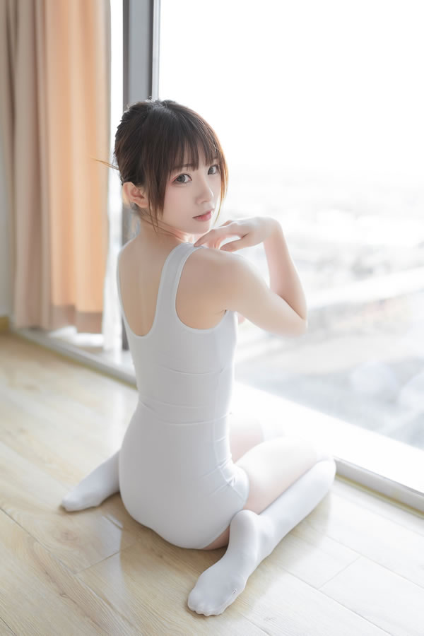 白丝极品萌妹子死库水泳衣