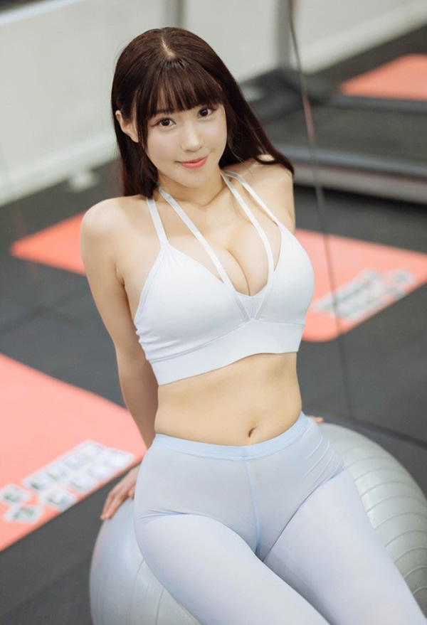 美女朱可儿瑜伽房实拍裤子紧勒b显沟太诱人