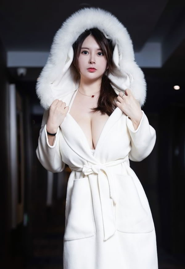 奶油妹妹白色镂空内衣蕾丝袜爆乳呼之欲出