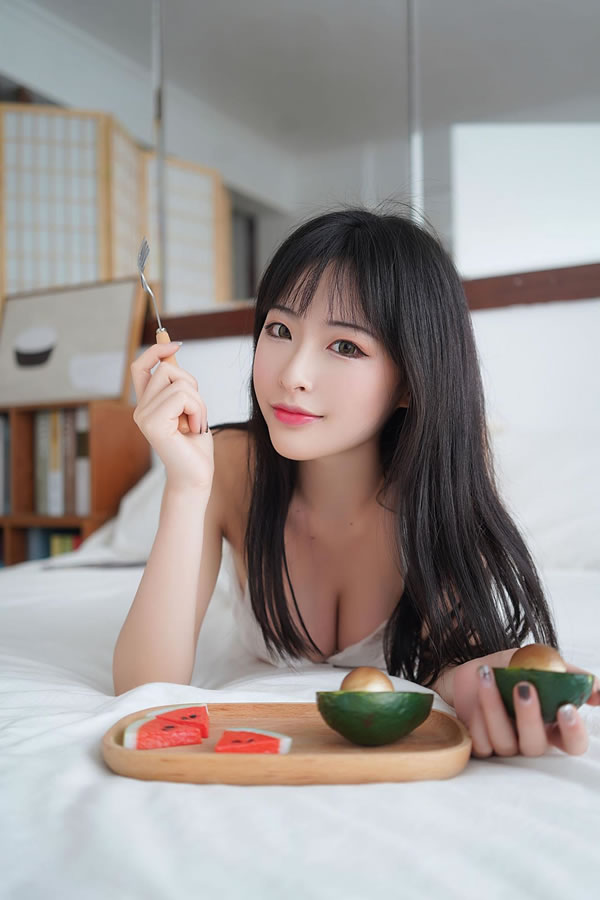 颜值小姐姐夏日清凉居家小吊带写真