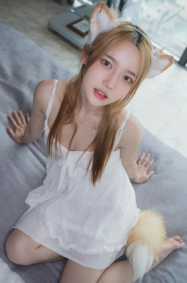 我的娇俏小女友Yeha化身狐耳美女姿势诱人