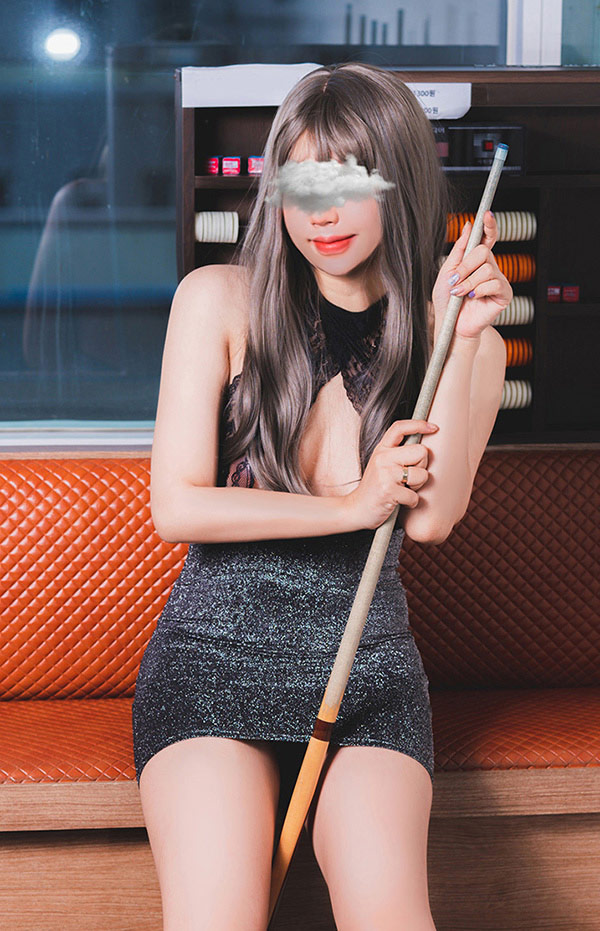 桌球台上的丰满美女Cony超短裙春光无限