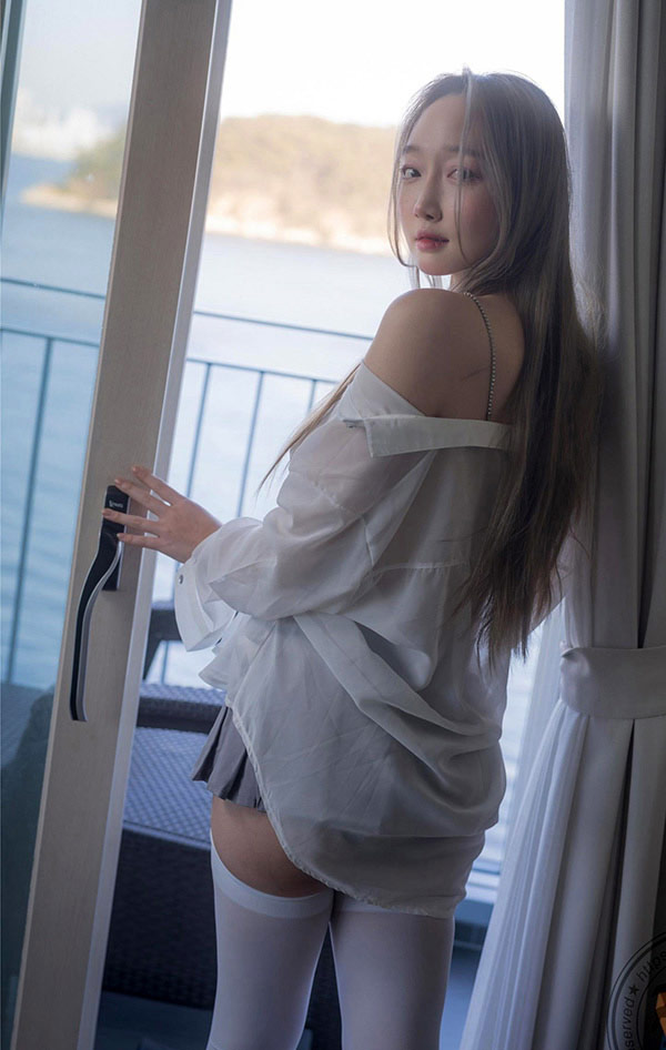 丰满小姐姐Roan白衬衫遮不住的美乳